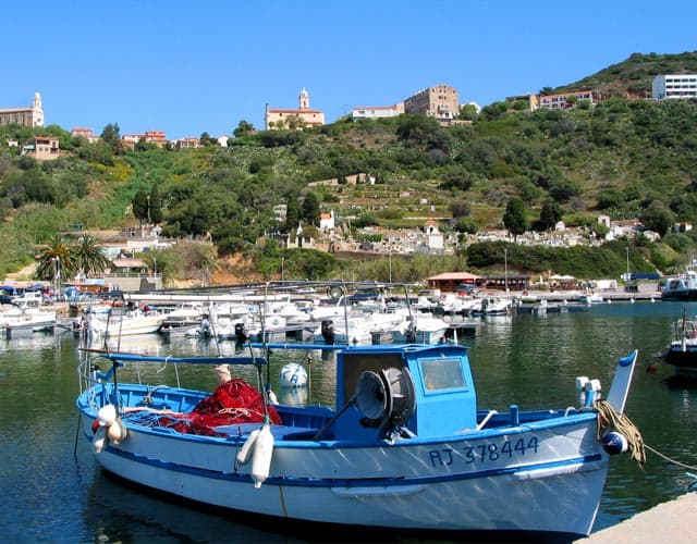 Fischerboot im Hafen von Korsika