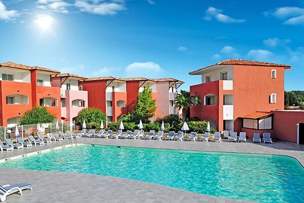 Blick auf den Pool im Ferienhotel Maristella auf Korsika