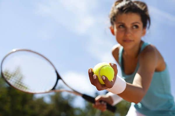 Mädchen mit Tennisschläger und Ball auf Korsika im Ferienhotel Maristella