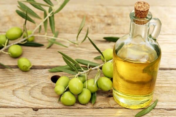 Korsika Oliven und Flasche mit Olivenöl auf einem Tisch