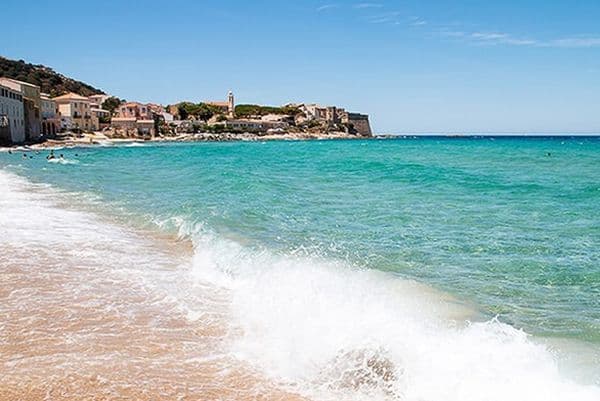 Sand und Wellen am Strand von Algajola auf Korsika