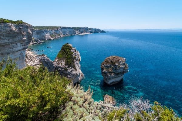 Blick über die Klippen von Bonifacio auf Korsika aufs Meer