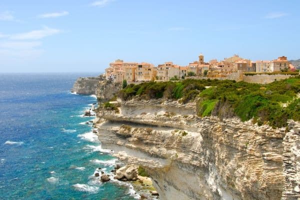 Weiße Steilküste mit Blick auf die Stadt von Bonifacio auf Korsika