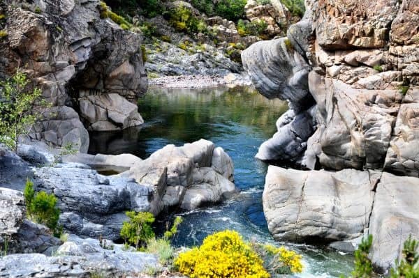 Blick auf die Felsen und den Fluss an einer Engstelle im Fango-Tal auf Korsika