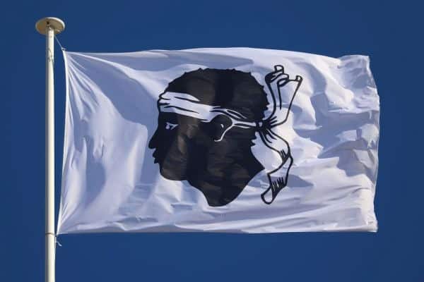 Flagge von Korsika mit schwarzem Kopf auf weißem Hintergrund