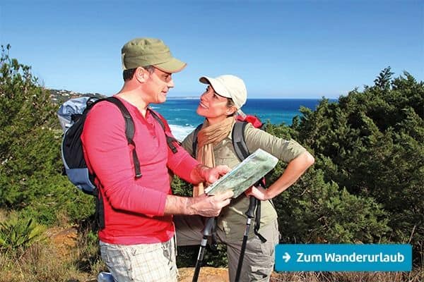 Paar mit Rucksäcken und Landkarte beim Wandern auf Korsika