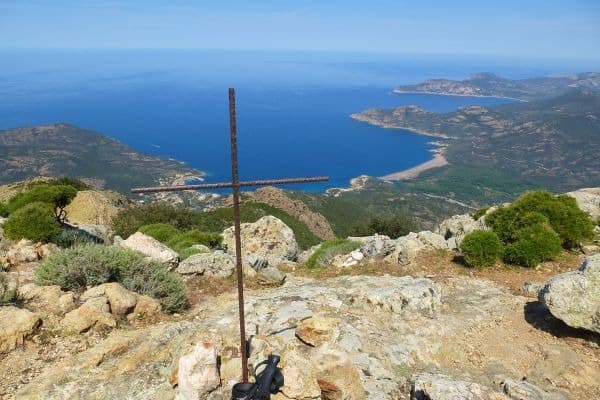 Gipfelkreuz auf Korsika mit Blick zur Bucht