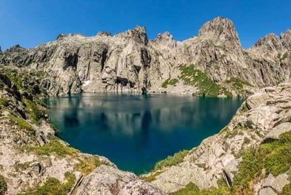 Blick auf das Bergmassiv und den See Lac de Capitello auf Korsika