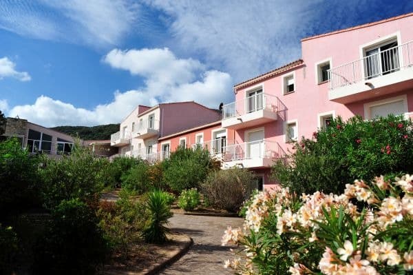 Garten des Ferienhotel Maristella auf Korsika mit Blick auf die Unterkünfte