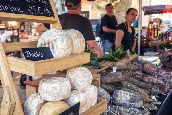 Marktstand mit Käse und Wurst auf Korsika