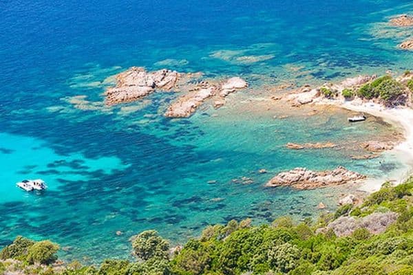 Felsküste am Strand von Cupabia auf Korsika