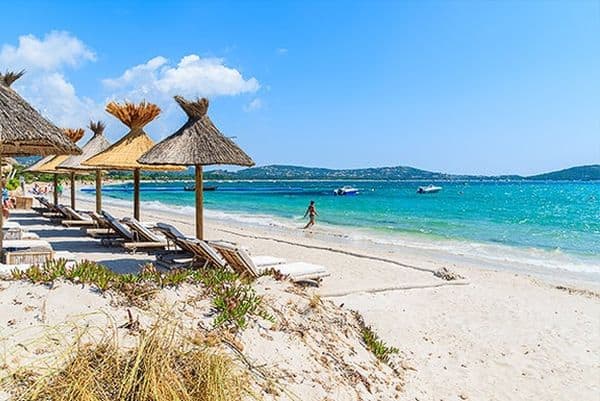 Strand von Saint Cyprien auf Korsika mit Liegen und Sonnenschirmen