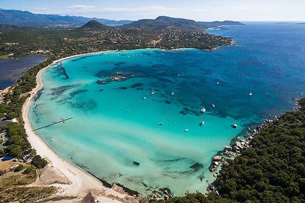 Blick aus der Luft auf den Strand von Santa Giulia auf Korsika