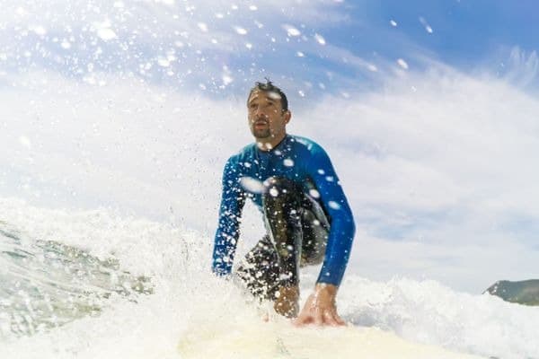 Surfer kniend auf seinem Surfbrett im Meer vor Korsika