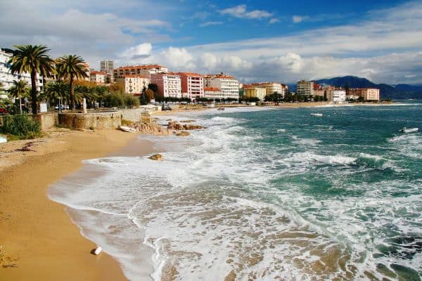 Strand von Ajaccio auf Korsika mit Blick auf die Stadt