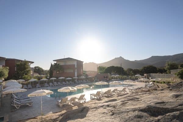 Blick auf den Pool im Abendlicht im Ferienhotel Maristella auf Korsika