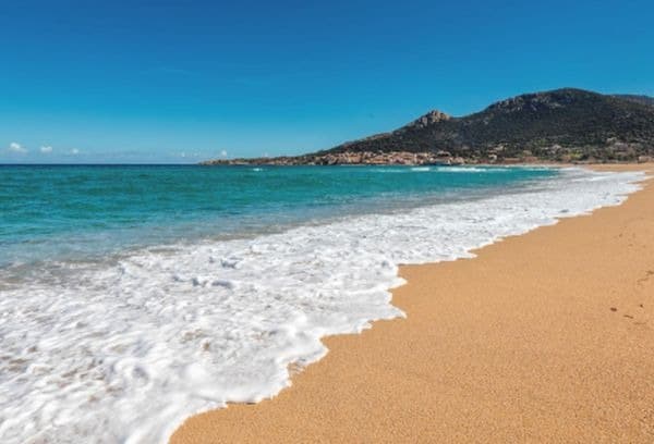 Blick auf den Strand und das Meer von Algajola auf Korsika