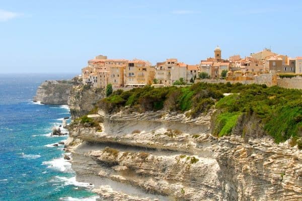 Klippen von Bonifacio auf Korsika mit Blick auf das Meer und die Stadt