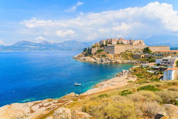 Blick auf die Bucht von Calvi auf Korsika im Hintergrund die Zitadelle