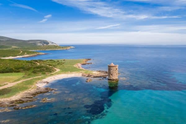 Ruine eines Genueserturmes teils im Wasser am Cap Corse auf Korsika