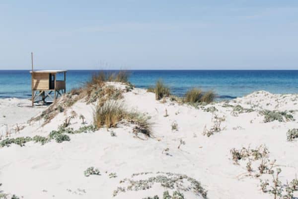 Blick über eine weiße Sanddüne aufs Meer vor Korsika