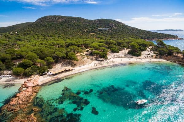 Blick auf die türkisfarbene Bucht von Palombaggia auf Korsika