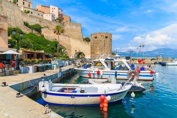 Fischerboote im Hafen von Calvi auf Korsika