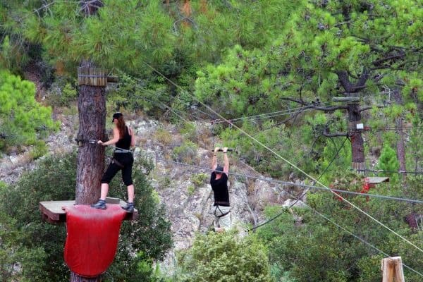 Frau und Mann im Kletterwald bei Solenzara auf Korsika