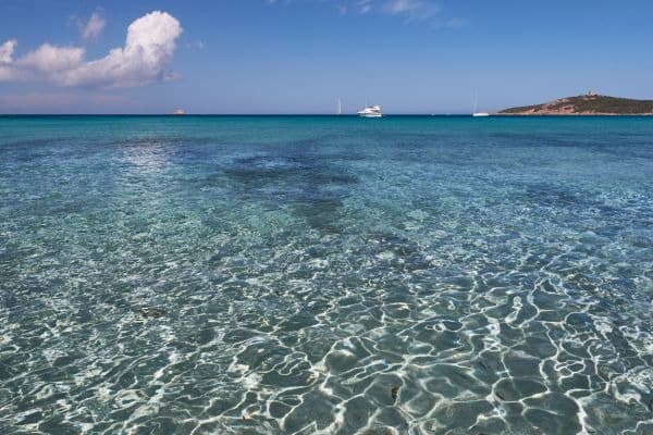Kristallklares Wasser und blauer Himmel am Strand von Pinarello auf Korsika