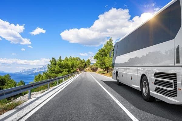 Bus fährt die Küste von Korsika entlang