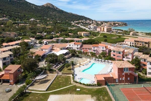 Luftaufnahme Korsika Hotelanlage Maristella mit Pool, Restaurant und Tennisplätzen